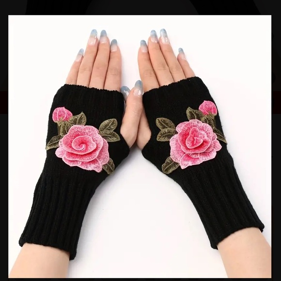 274. Vintage Style Embroidered Rose Gloves - Picture 1 of 4